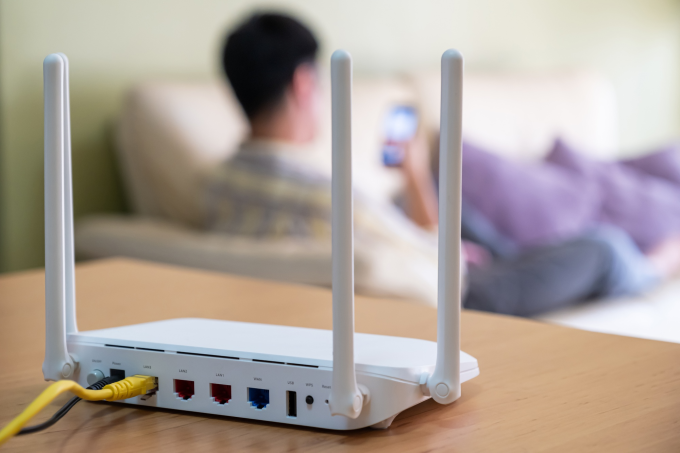 Đặt bộ phát Wi-Fi ở khu vực thoáng đãng có thể giúp kết nối internet một cách liền mạch. Ảnh: Adobe Stock