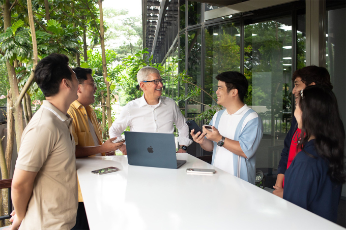 Giám đốc điều hành Apple gặp gỡ những người sáng tạo nội dung ở Indonesia.Ảnh: Apple/X Tim Cook