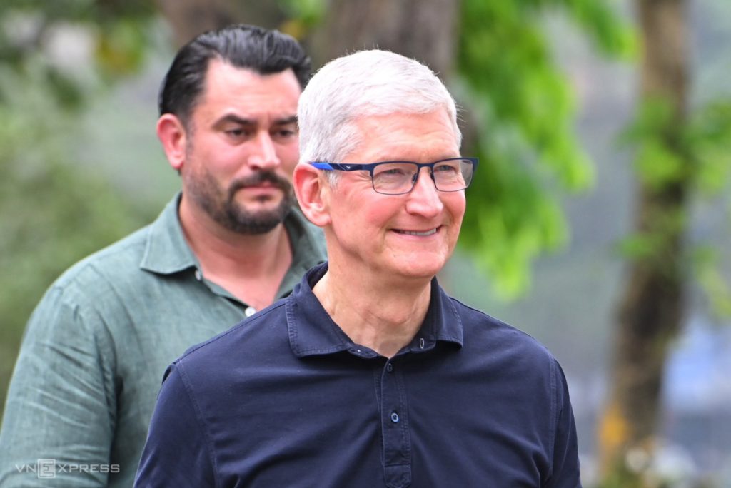 CEO Apple Tim Cook thăm Việt Nam