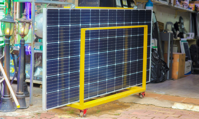 Một cửa hàng ở khu vực 5 (TP.HCM) đã lắp đặt một số tấm pin năng lượng mặt trời bỏ mái.Ảnh: Bảo Lin