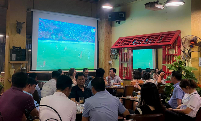 Một quán cà phê ở Hà Nội mang đến cho khách hàng cơ hội xem các trận bóng đá bằng máy chiếu.