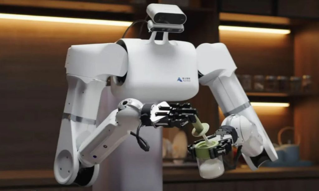 Robot Trung Quốc gấp đồ, lật bánh nhanh như con người