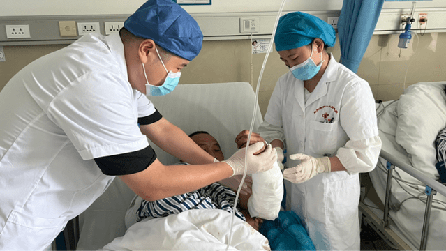 Sau khi máy điều hòa phát nổ, ông Châu được các bác sĩ điều trị tại bệnh viện.Nguồn ảnh: Sohu