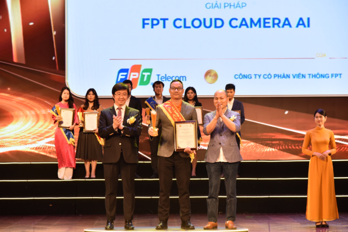 Đại diện cloud camera AI lên sân khấu nhận giải.