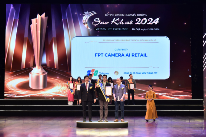 Đại diện FPT Camera AI Retail đoạt giải.