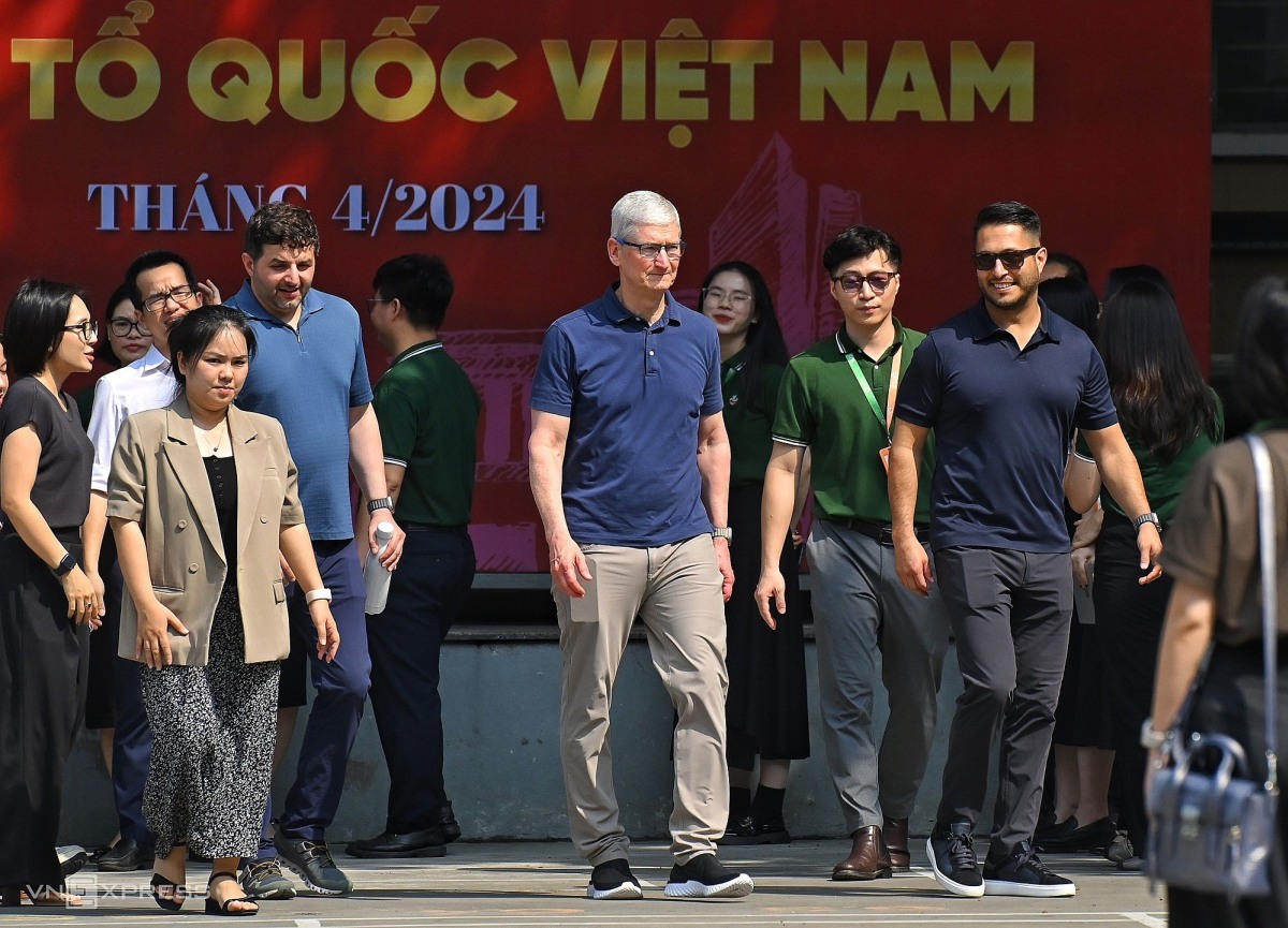 Tim Cook gặp Thủ tướng Việt Nam và thăm trường học