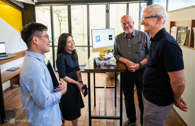 Tim Cook và hai nhà phát triển ứng dụng người Việt.Ảnh: Tuấn Hồng