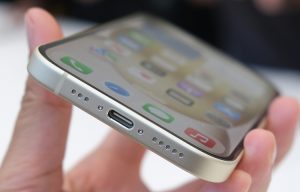 Có nên sử dụng cáp dữ liệu điện thoại Android với iPhone 15 không?