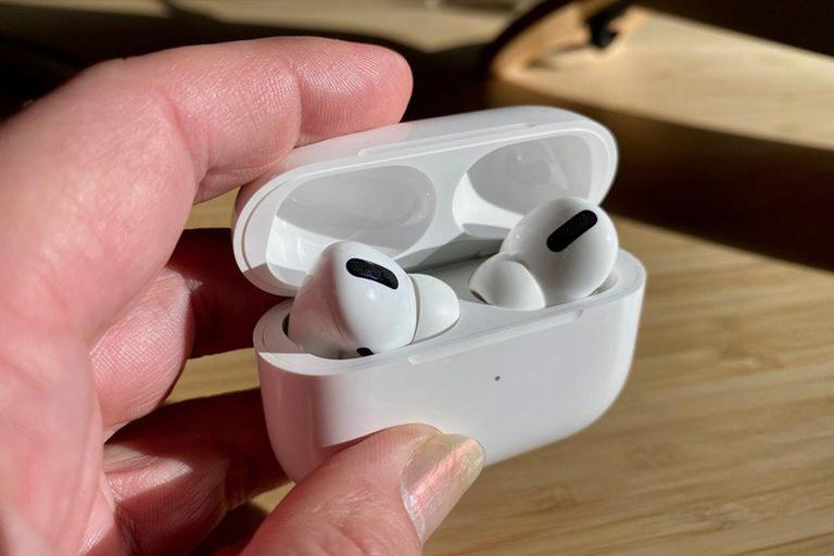 Apple khuyến nghị 5 tính năng của AirPods mà người dùng có thể chưa biết - Ảnh 1.