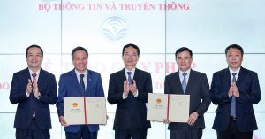 Bộ Công nghệ Thông tin và Truyền thông trao giấy phép kinh doanh dịch vụ 5G cho Viettel và VNPT