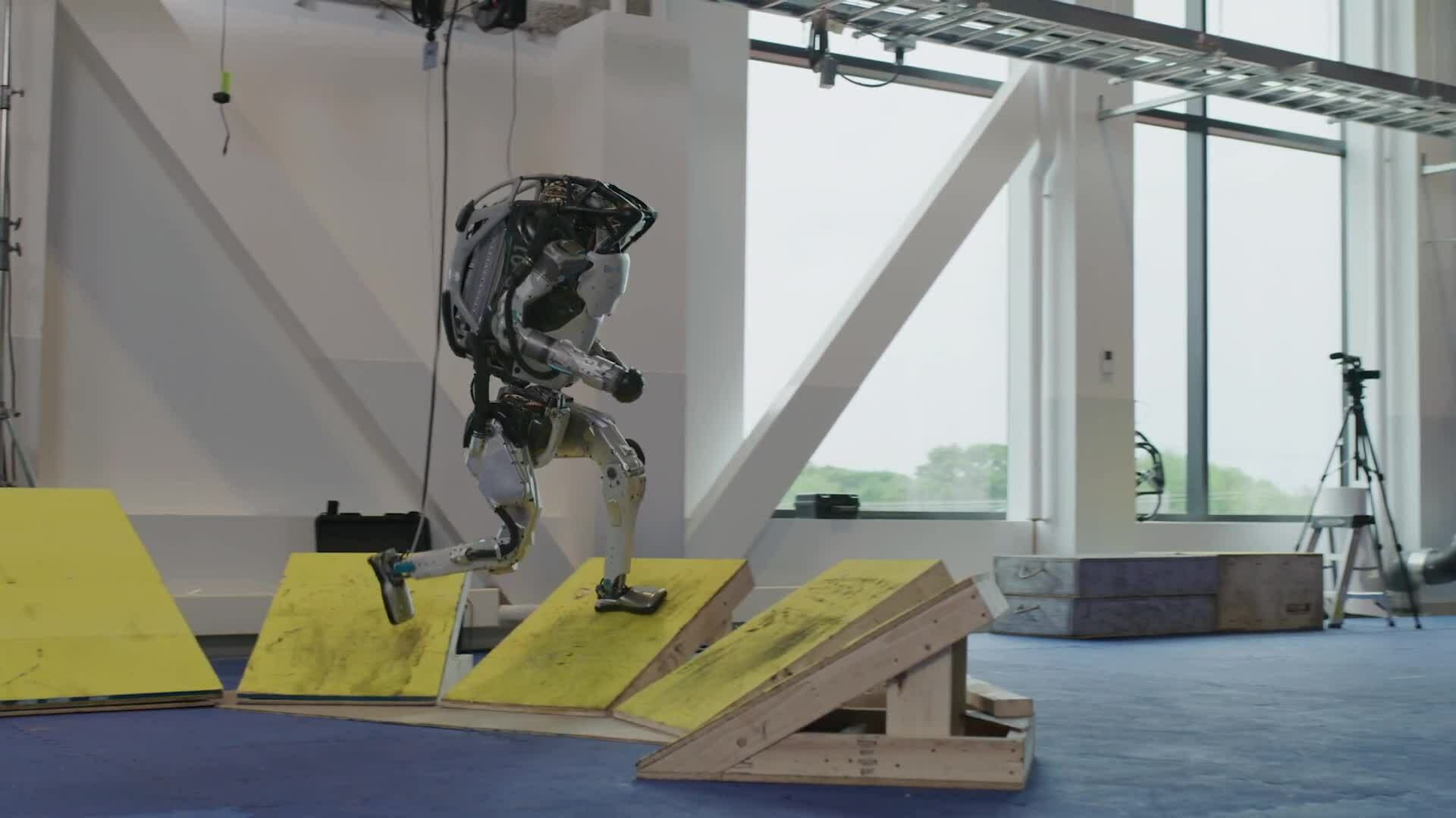 Boston Dynamics “ngưng sản xuất” robot hình người Atlas