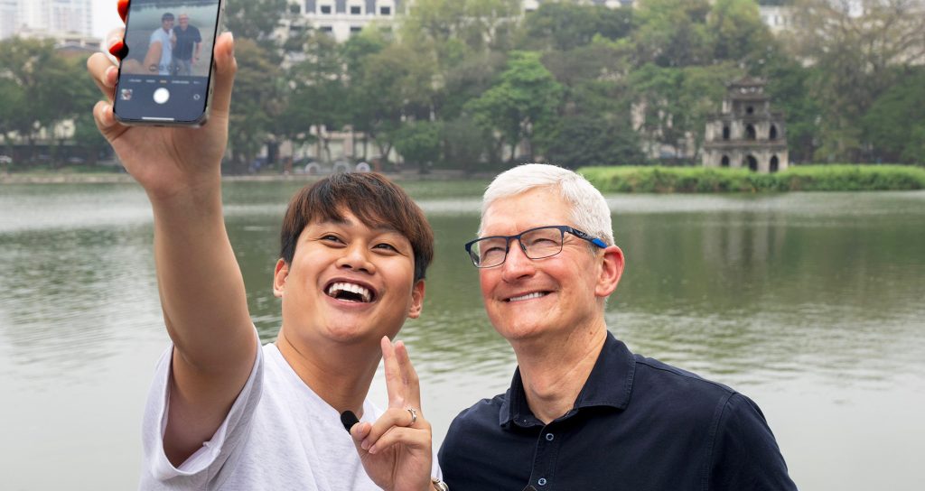 Các bạn trẻ dạo quanh Hồ Hoàn Kiếm và kể cho Tim Cook nghe câu chuyện Rùa