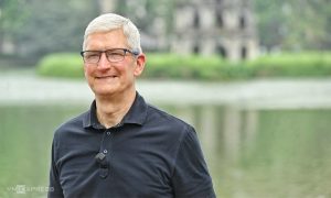 Tim Cook đi dạo bên hồ Hoàn Kiếm