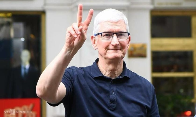 Tim Cook gặp gỡ các nhà phát triển bên ngoài quán cà phê Hai Bà Trưng.Ảnh: Giang Huy