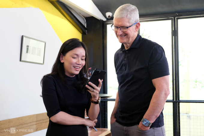 Tim Cook theo dõi đại diện Elsa Speak Văn Đình Hồng Vũ trình diễn chức năng của ứng dụng.Ảnh: Tuấn Hồng