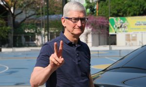 Thói quen làm dấu chữ V của Tim Cook