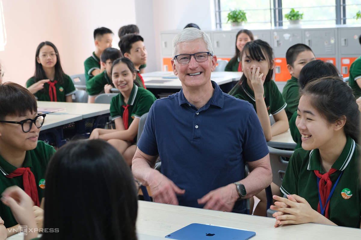 Tim Cook gặp Thủ tướng Việt Nam và thăm trường học