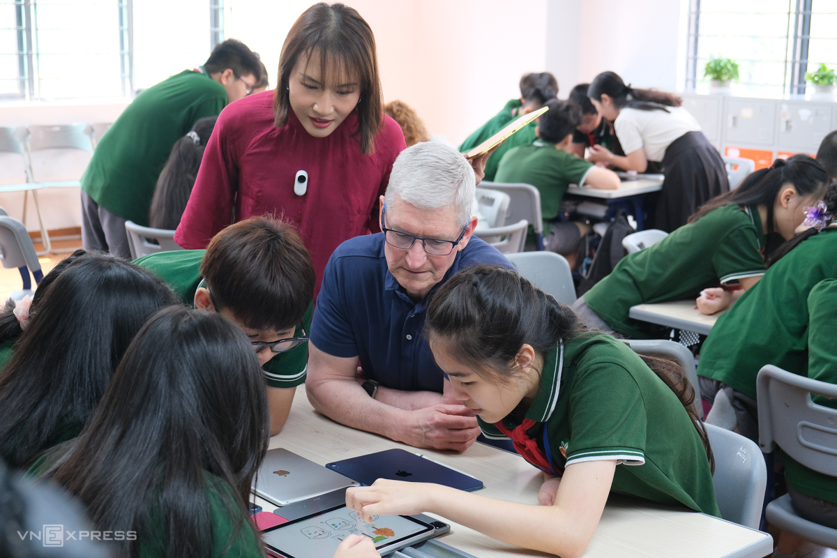 Tim Cook gặp Thủ tướng Việt Nam và thăm trường học