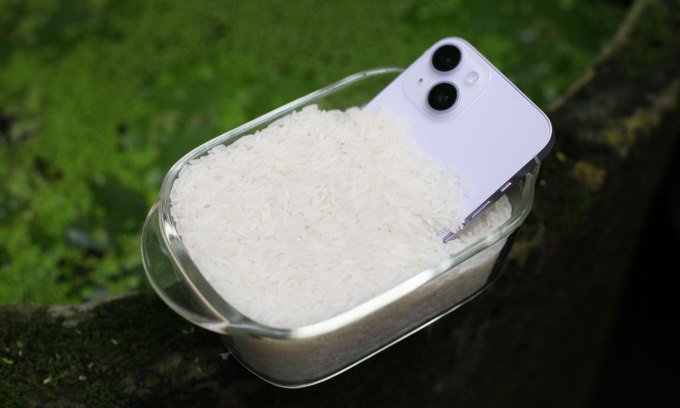 Đặt iPhone 14 của bạn vào hộp gạo để hút ẩm. Ảnh: Khương Nha