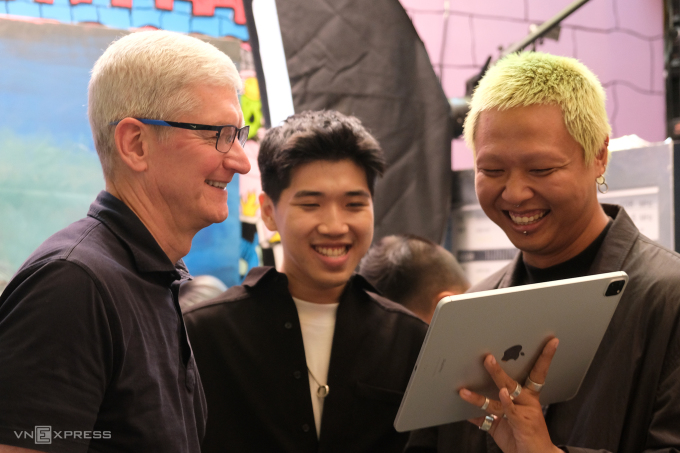 Tim Cook và Phương Vũ (bìa phải).Ảnh: Tuấn Hồng