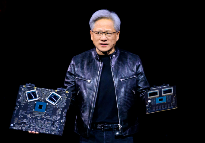 Vào ngày 19 tháng 3, Giám đốc điều hành Nvidia Jensen Huang đã trình diễn mẫu chip Blackwell AI tại một sự kiện.Ảnh: NVIDIA