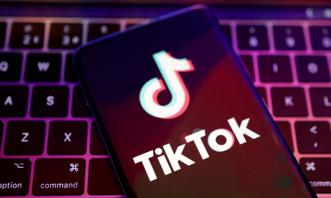 Logo TikTok trên màn hình điện thoại của người dùng.Ảnh: Reuters