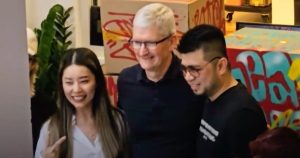 CEO Apple Tim Cook bất ngờ xuất hiện tại Hà Nội và được giới trẻ Việt vây quanh