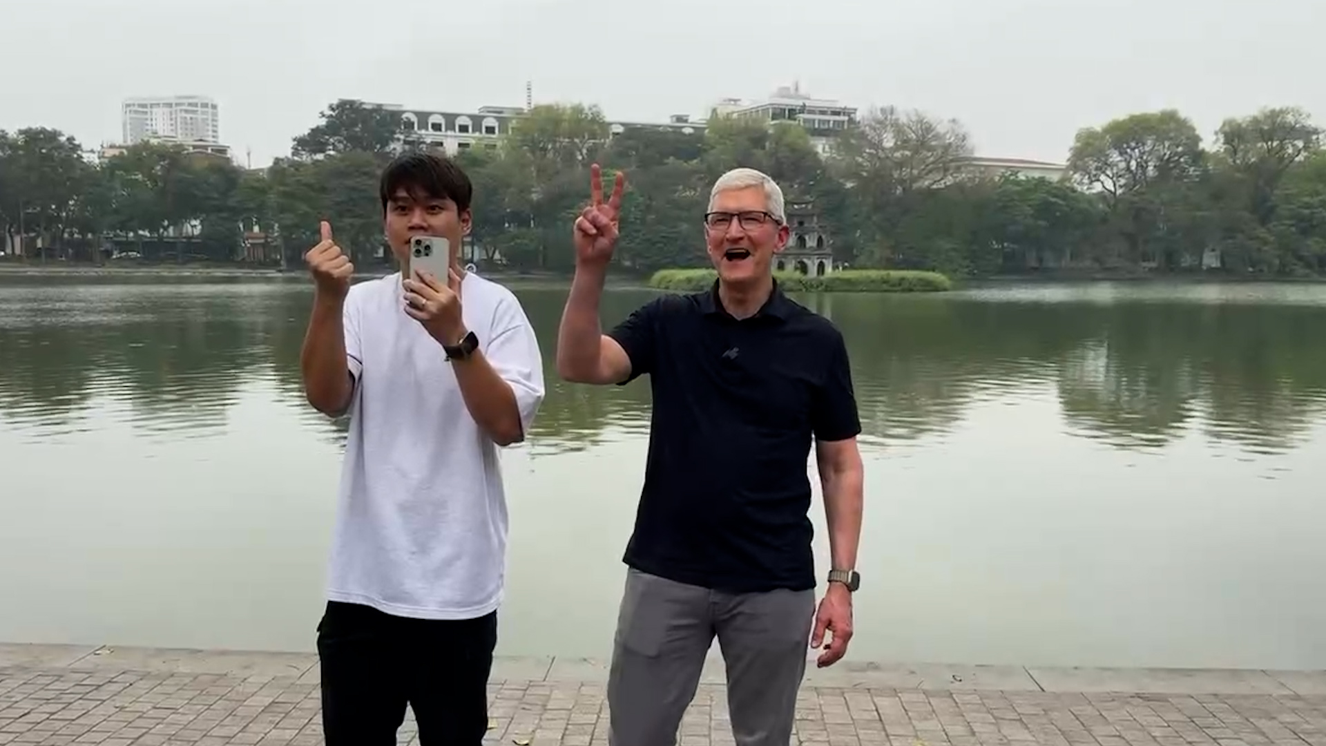 Tim Cook tới Việt Nam