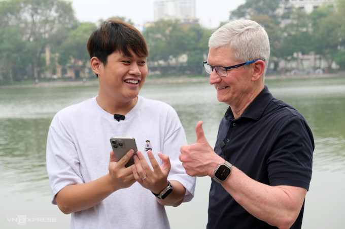 Tim Cook trò chuyện với KOL công nghệ Ngô Đức Duy.Ảnh: Giang Huy