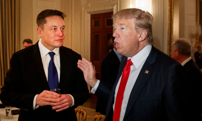Trump (phải) và tỷ phú Musk gặp nhau ở Washington năm 2017.Ảnh: AP