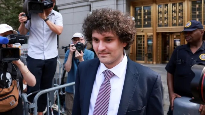 Vào ngày 26 tháng 7 năm 2023, Sam Bankman-Fried bước ra khỏi tòa án liên bang New York.Ảnh: Reuters