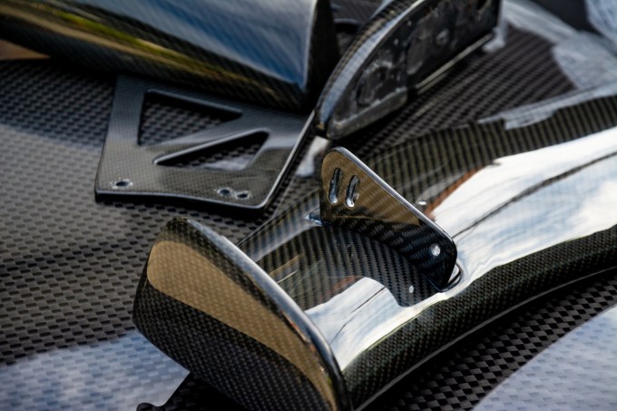 Sản phẩm composite sợi carbon cho xe thể thao và đua ô tô