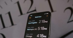 Samsung chế giễu Apple sau lỗi báo động iPhone