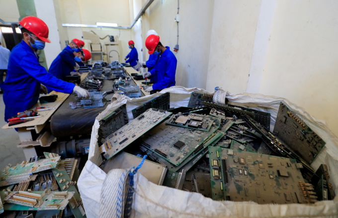 Hàng ngàn tấn rác thải điện tử đang được tái chế ở Ai Cập.Ảnh: Reuters