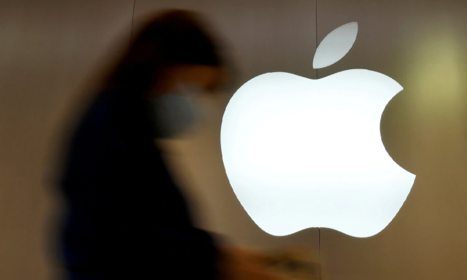 Vào tháng 9 năm 2021, một người phụ nữ đi ngang qua logo Apple trước cửa hàng Apple ở Saint-Herblain, Pháp.Ảnh: Reuters
