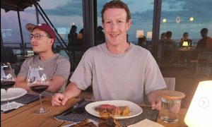 Mark Zuckerberg cho bò ăn bia