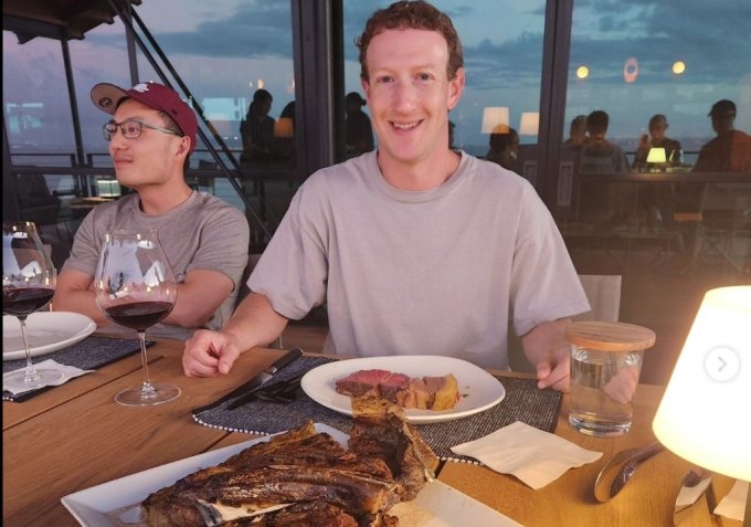 CEO Meta đang ăn thịt bò. Ảnh: Mark Zuckerberg/Instagram