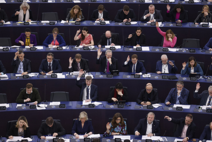 Các nhà lập pháp EU bỏ phiếu về Dự luật Trí tuệ nhân tạo tại Nghị viện châu Âu ở Strasbourg, Pháp, vào ngày 13 tháng 3.Ảnh: AP