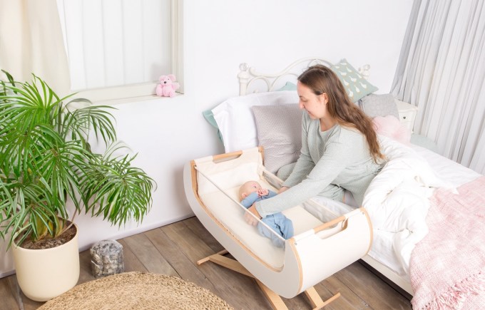 Alora Baby đặt mục tiêu đẩy đồ dùng trẻ em ra khỏi 'nền kinh tế bãi rác' 2 Alora Baby đặt mục tiêu đẩy đồ dùng trẻ em ra khỏi 'nền kinh tế bãi rác' Nôi đầu giường của Alora Baby
