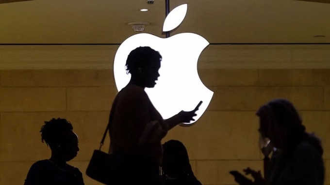 Vào ngày 14 tháng 4 năm 2023, một người phụ nữ đã sử dụng điện thoại thông minh để đi bộ qua cửa hàng Apple ở Grand Central Station ở New York, Hoa Kỳ.Ảnh: Reuters