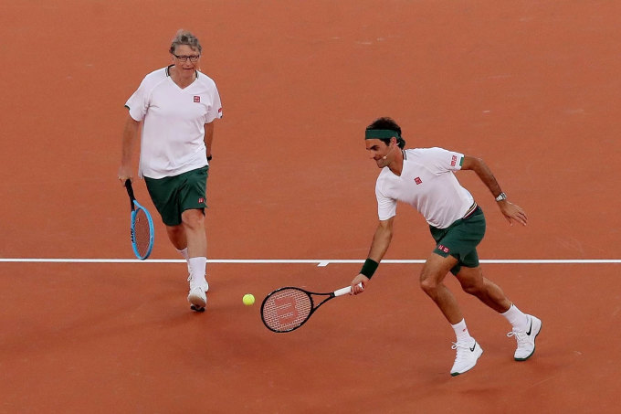 Bill Gates chơi quần vợt với Roger Federer.Ảnh: Reuters