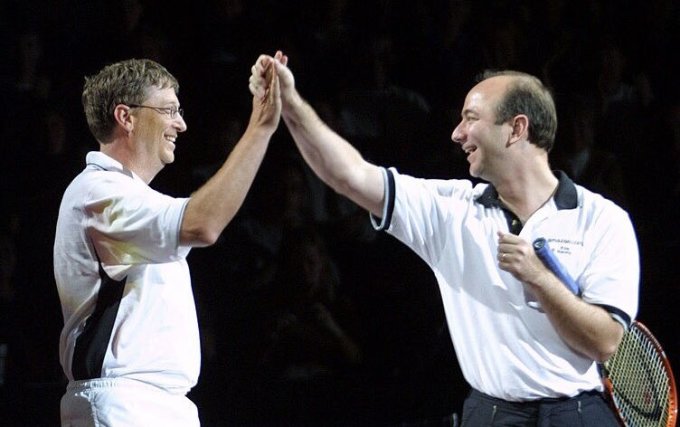 Jeff Bezos (phải) chơi quần vợt với Bill Gates năm 2001. Ảnh: Jon Erlichman/Twitter
