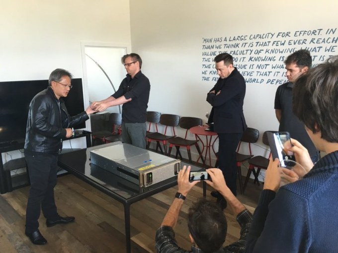 Jensen Huang (trái) chuẩn bị ký chip DGX-1 trước khi bàn giao cho đội ngũ OpenAI vào năm 2016. Ảnh: Elon Musk/X