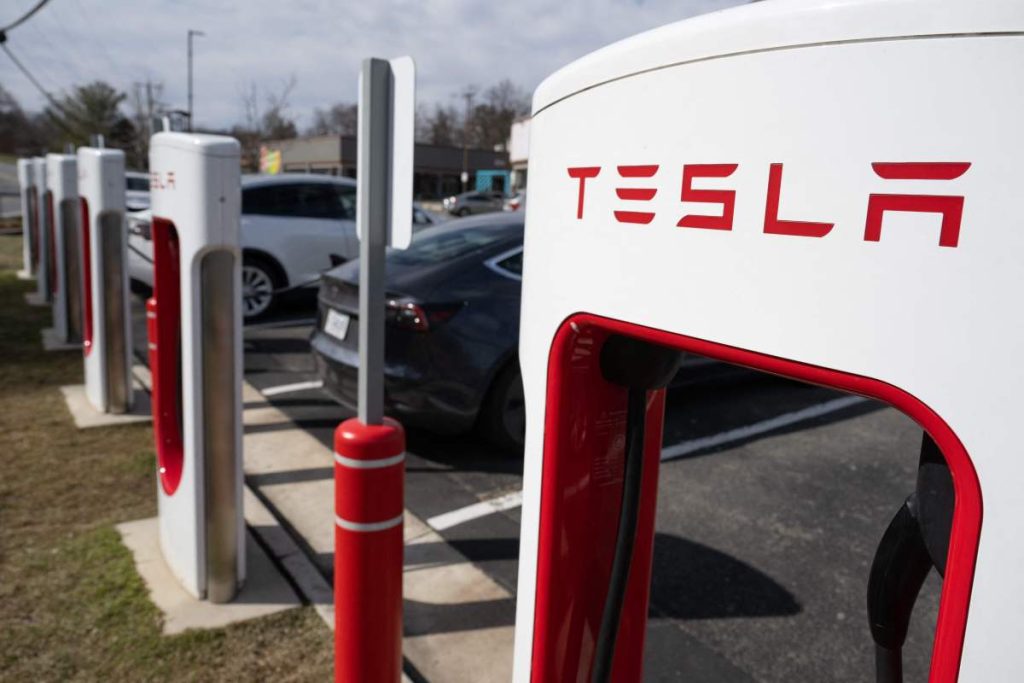 Mạng Supercharger sinh lời của Tesla đang trong tình trạng lấp lửng sau khi Musk sa thải toàn bộ đội ngũ