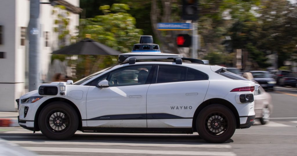 Fed thêm 9 sự cố nữa vào cuộc điều tra robotaxi của Waymo