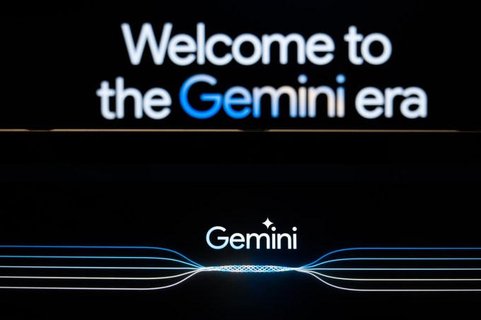 Trong ảnh minh họa này, logo Gemini và thông điệp chào mừng trên trang web Gemini được hiển thị trên hai màn hình.