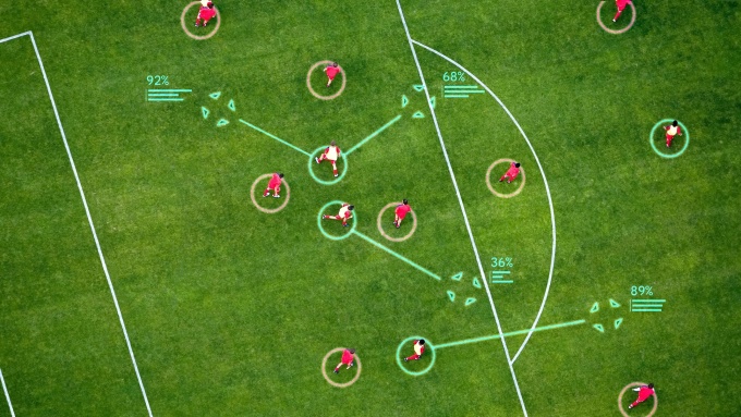 Mô hình TacticAI sử dụng công nghệ học sâu hình học để phân tích các tình huống và đưa ra các chiến lược thời gian thực phù hợp cho huấn luyện viên và cầu thủ trên sân. Ảnh: Google DeepMind