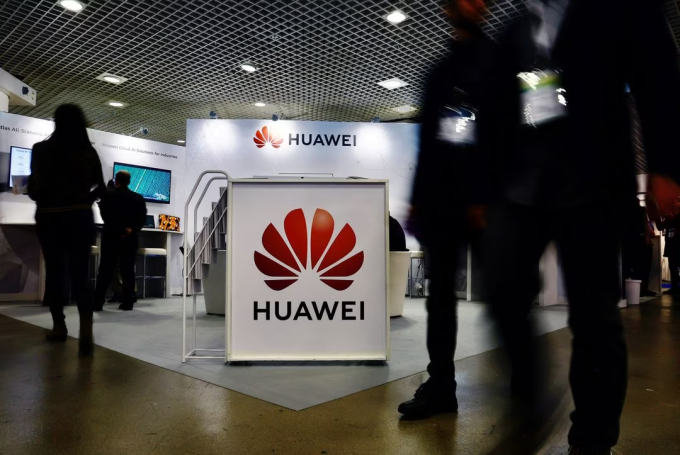 Bên ngoài trụ sở Huawei ở Thâm Quyến.Ảnh: Reuters