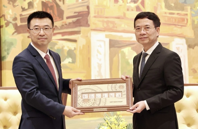 Bộ trưởng Nguyễn Mạnh Hùng (phải) và Phó Chủ tịch cấp cao Huawei ông Lin Baifeng. Ảnh: Thảo Anh