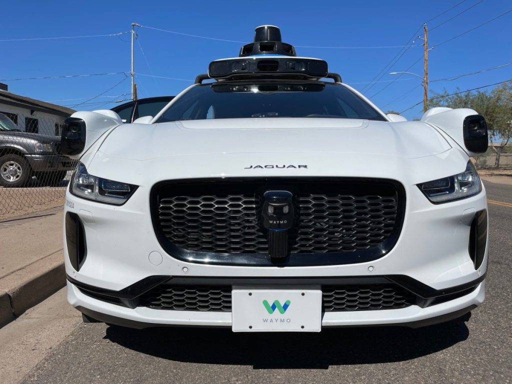 Robotaxis của Waymo đang được điều tra sau các vụ va chạm và rủi ro giao thông